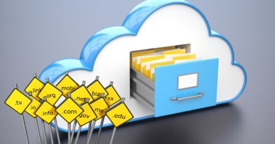 Cloud-Symbol mit Ordner und Domain-Namen wie .de, .com, .org