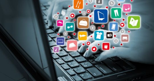 Tastatur mit schwimmenden bunten App-Symbolen für verschiedene Online-Tools
