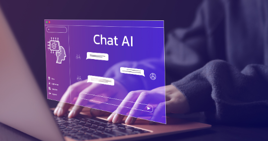 Hände über Laptop-Tastatur mit schwebendem Chat AI Interface in Lila