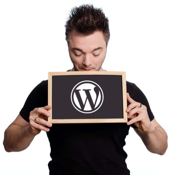Webdesign mit WordPress – Videokurs zur Divi-Umsetzung 3 Mann mit WordPress-Logo auf schwarzem Schild vor Gesicht, Ausbilder Oli von nexTab
