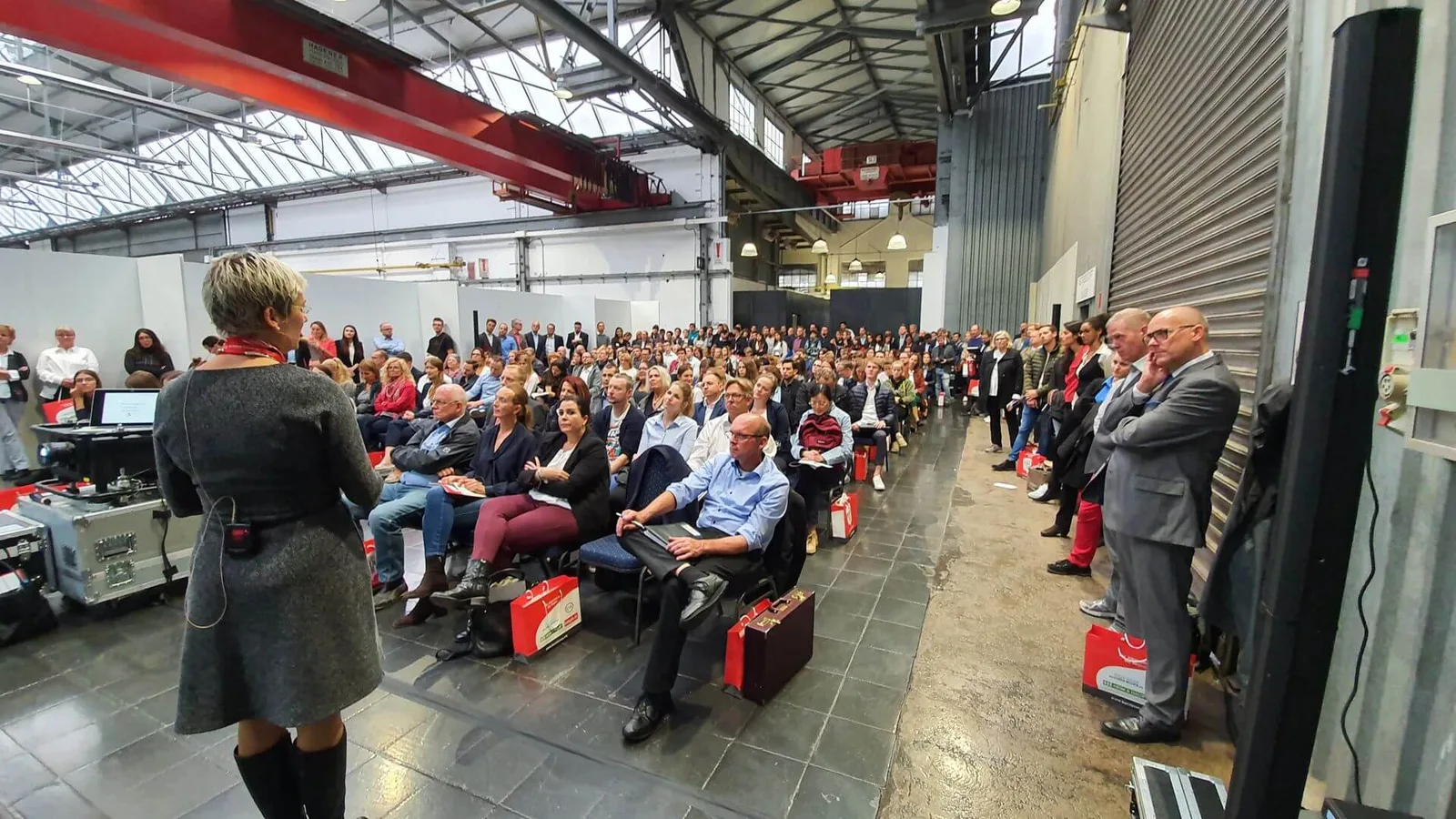 Webinar-Bundle – Videokurse zur Bewerbung von Tanja Herrmann-Hurtzig 6 Tanja Herrmann-Hurtzig hält Vortrag vor großem Publikum in Industriehalle