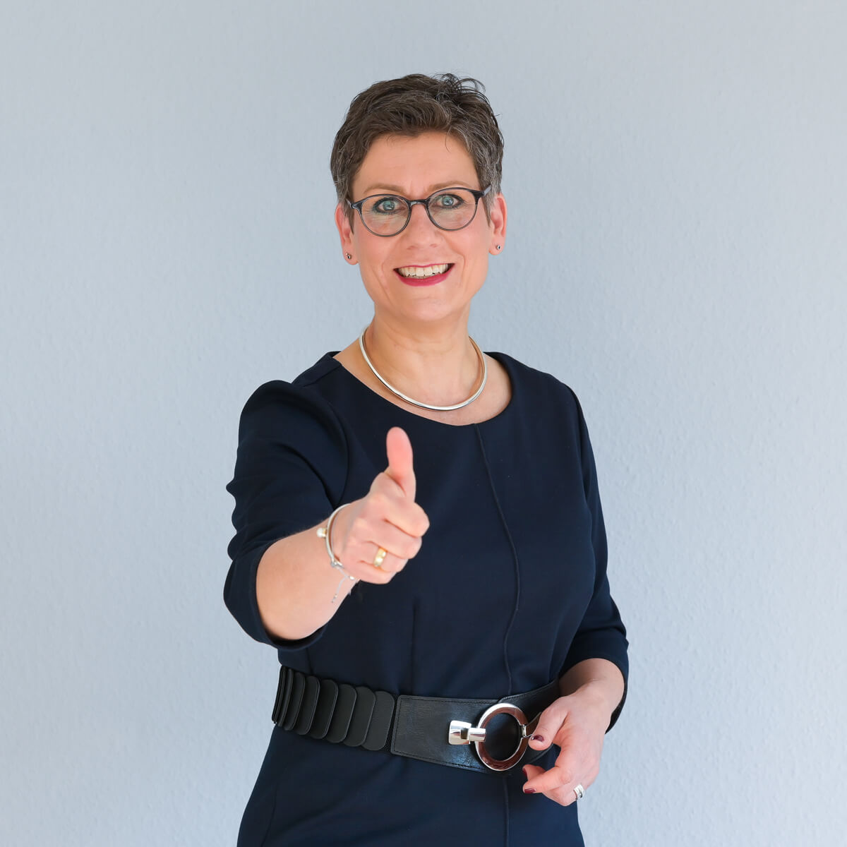 Webinar-Bundle – Videokurse zur Bewerbung von Tanja Herrmann-Hurtzig 5 Porträt von Tanja Herrmann-Hurtzig, Karrierecoach, mit Daumen nach oben