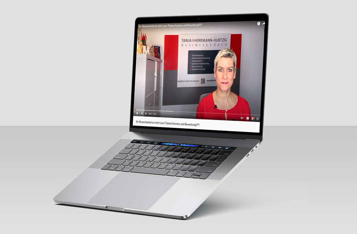 Webinar-Bundle – Videokurse zur Bewerbung von Tanja Herrmann-Hurtzig 1 Laptop zeigt Video-Webinar mit Business Coach Tanja Herrmann-Hurtzig zum Thema Karriere und Bewerbung