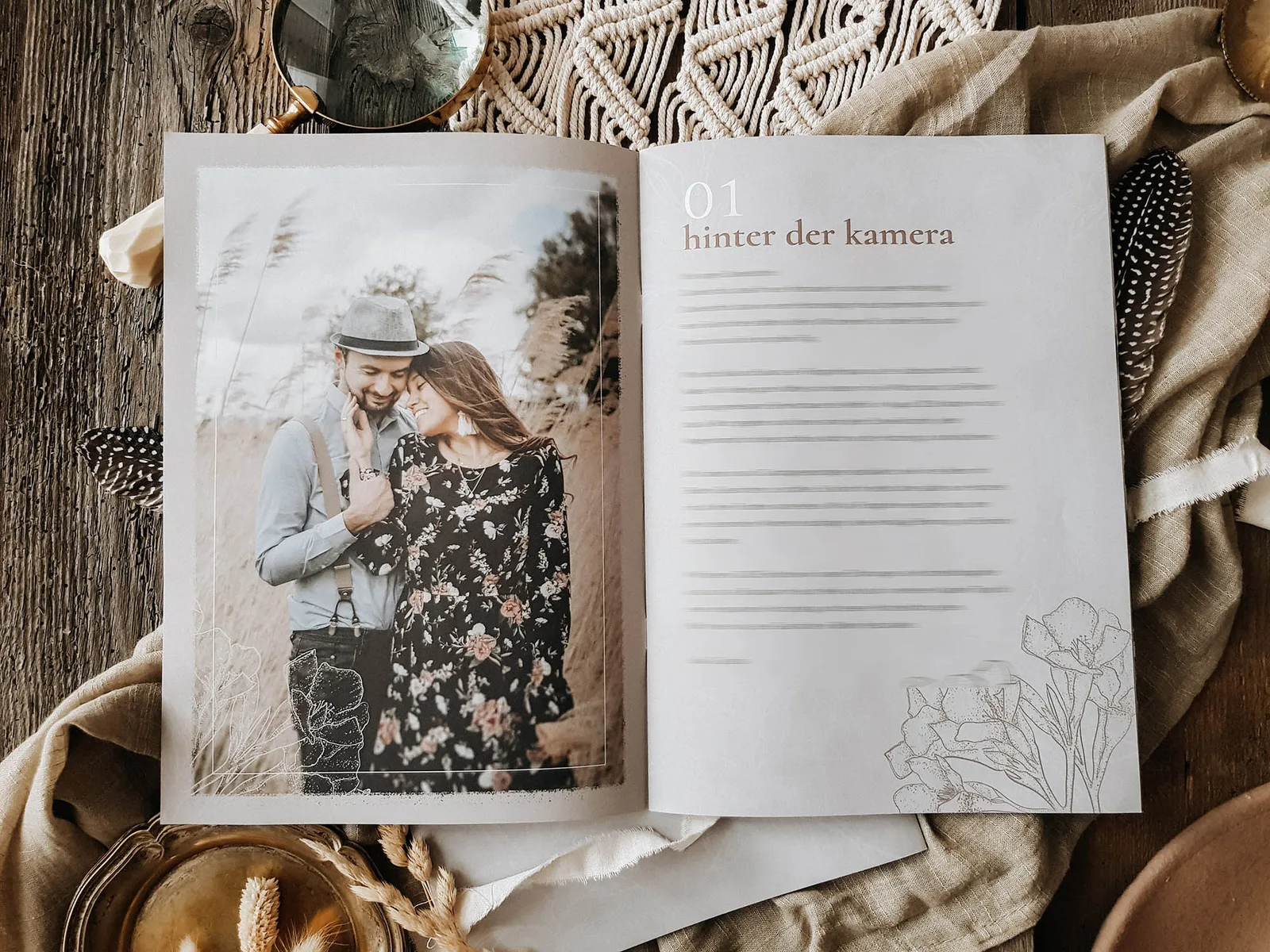 Wedding Guide Doppelseite mit Kapitel 01 'hinter der kamera' und Hochzeitsfoto auf Holztisch mit Dekoration