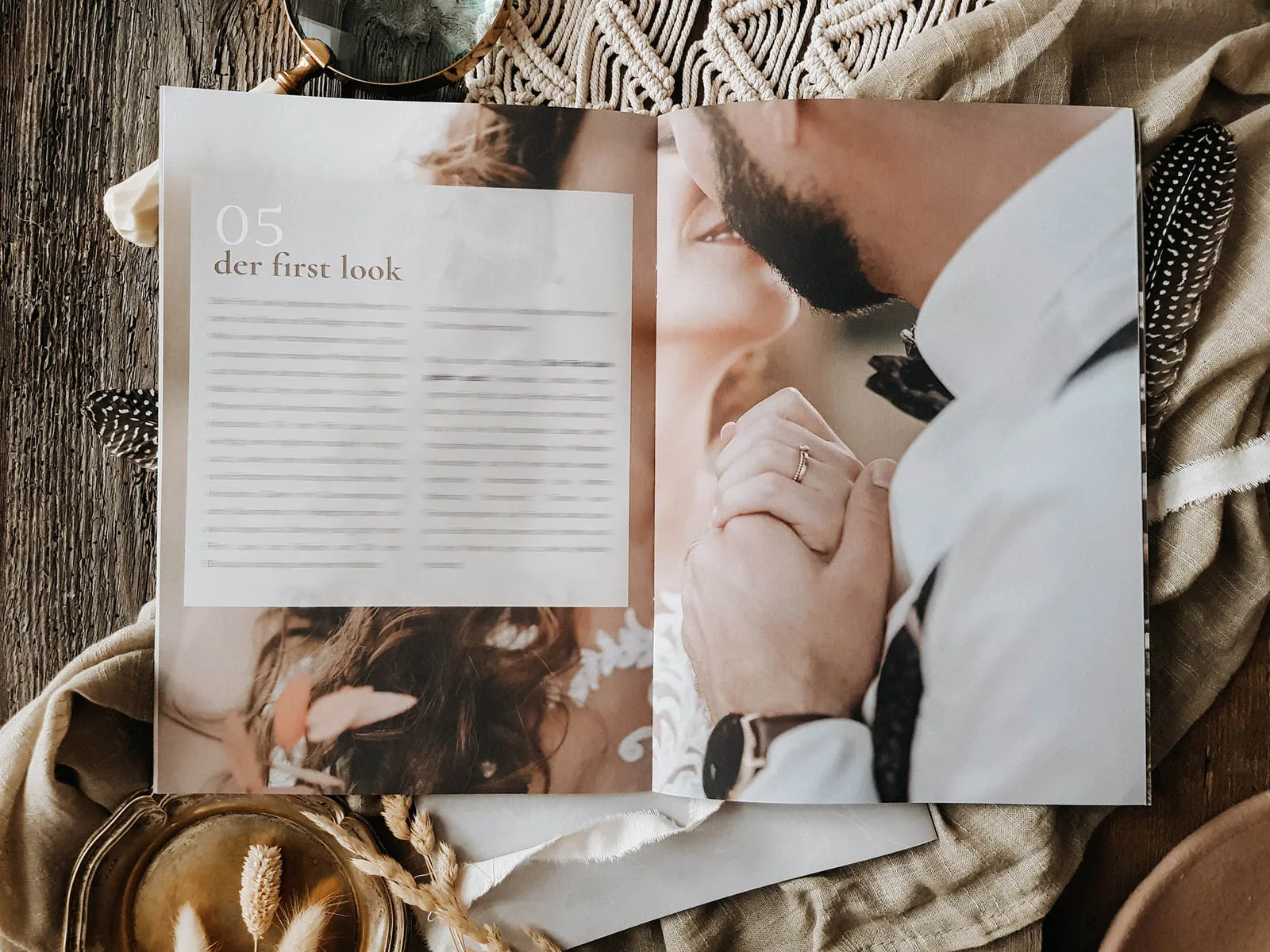 Wedding Guide Doppelseite Kapitel 05 'der first look' mit Hochzeitsfotos und Textbereich auf Holztisch