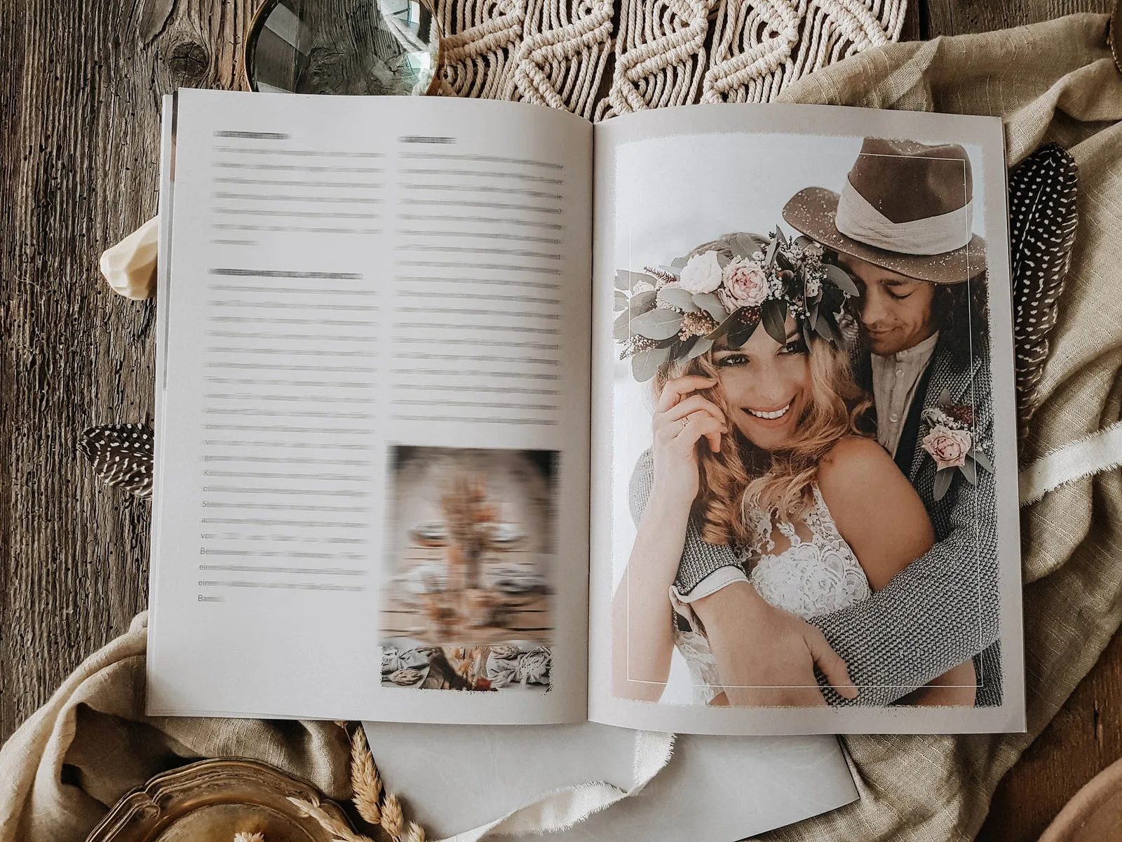 Wedding Guide aufgeschlagen mit Textseite und Hochzeitsfoto von Brautpaar mit Hut und Blumenkranz
