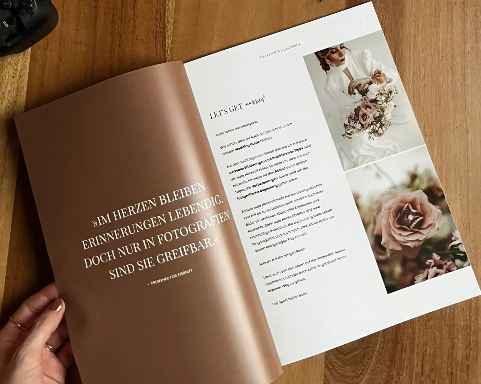 Geöffnetes Wedding Guide Magazin mit Brautportrait und Brautsträußen auf Holztisch