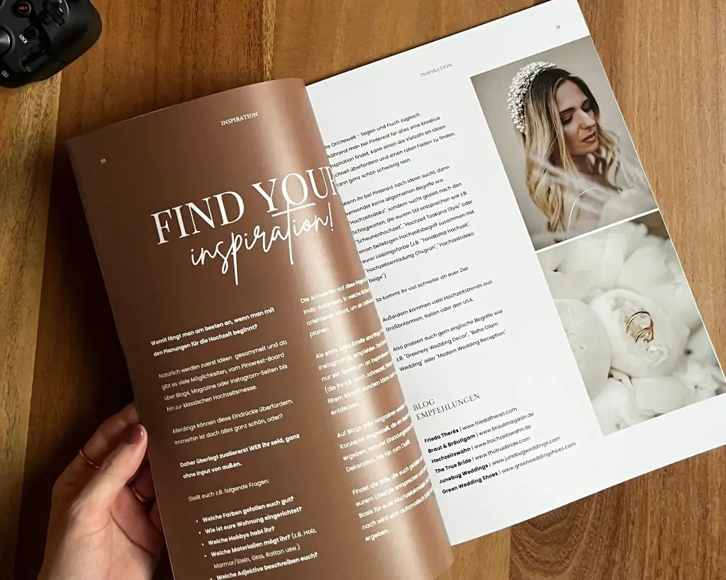 Geöffnetes Wedding Guide Magazin mit Inspirationsseite, Brautportrait und Blogempfehlungen auf Holztisch