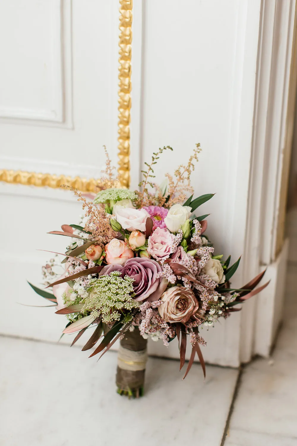 Eleganter Brautstrauß mit Rosen, Lisianthus und Eucalyptus vor goldenem Spiegel in Albertina Wien