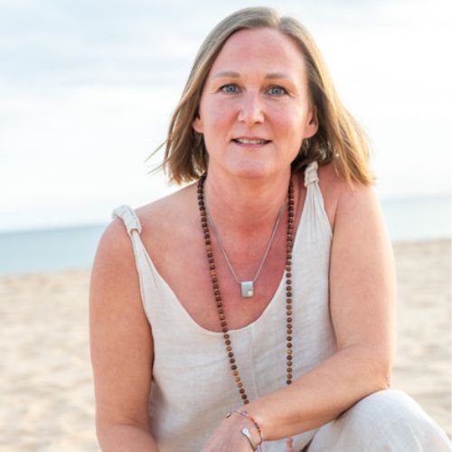 Julie Christin Boenig am Strand mit Kette und Anhänger, Porträtfoto