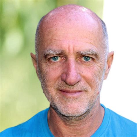 Dr. Andreas Stötter MSc. Porträt mit blauem Shirt vor grünem Hintergrund