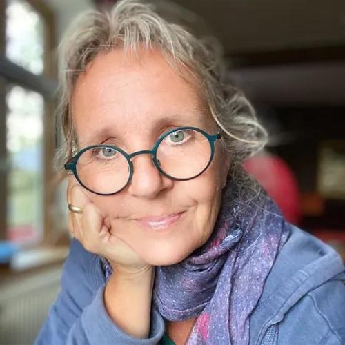 Meike Siewert Porträt mit Brille, grauem Haar und Schal