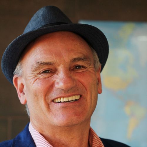 Porträt von Peter Andres, älterer Mann mit Hut im karierten Hemd vor unscharfem Hintergrund
