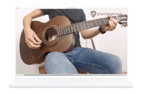 Laptop-Mockup zeigt Gitarrenbeginner.de Videotutorial mit Gitarrist