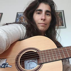 Portrait Jasmin Wieneke mit Gitarre