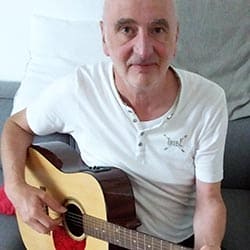 Portrait Jürgen Matten mit Gitarre