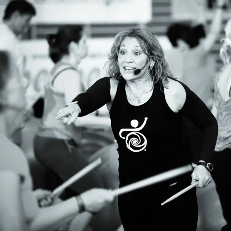 Schwarz-Weiß-Standbild einer Kursleiterin mit Headset bei Live-Schulung mit Teilnehmern