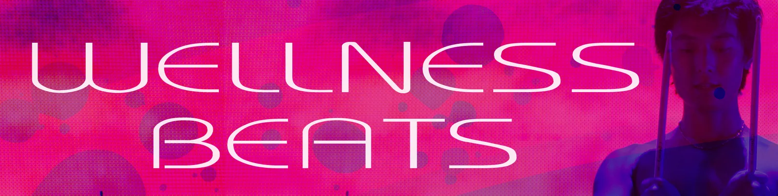 Neon-Banner mit weißem Text 'WELLNESS BEATS' auf pinkem und blauem Hintergrund mit Musikerin