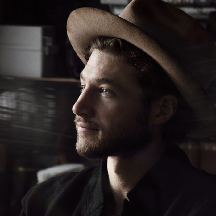 Mann mit Cowboyhut Profilansicht, Nuriel Molcho Team