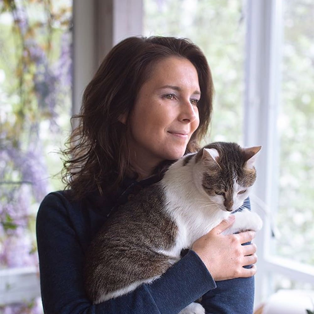 Frau hält Katze am Fenster, Wiebke Kundenstimme