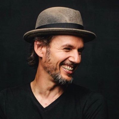 Mann mit Hut lächelt, Kundenstimme Christian