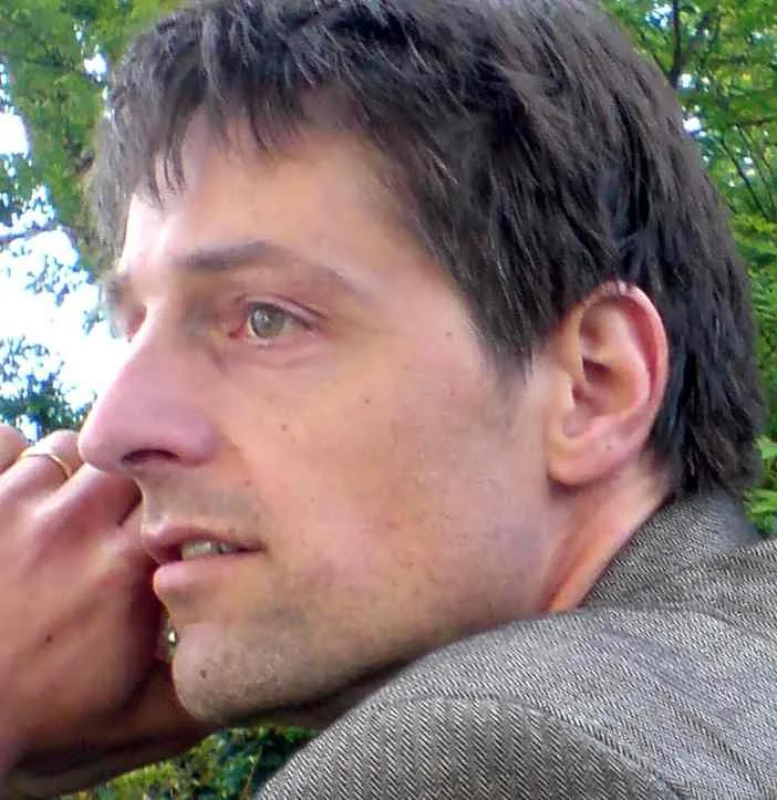 Wie geht Selbstliebe? – Videokongress zur Selbstliebe 29 Profilporträt von Harald Kautz-Vella, Mann mit dunklem Haar und grünem Hintergrund