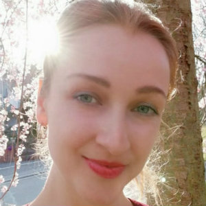 Wie geht Selbstliebe? – Videokongress zur Selbstliebe 17 Porträt Cory Glass, junge Frau mit rotem Lippenstift an Baum