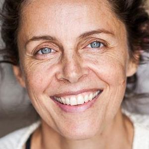 Wie geht Selbstliebe? – Videokongress zur Selbstliebe 23 Porträt Erika West, Frau mit braunem Haar lächelnd
