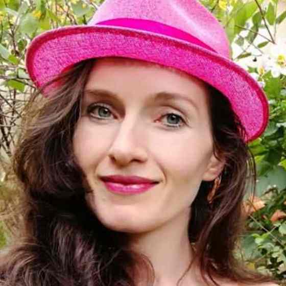 Wie geht Selbstliebe? – Videokongress zur Selbstliebe 6 Porträt Angelina Fabian, Frau mit rosa Hut und rosa Lippen vor Natur-Hintergrund