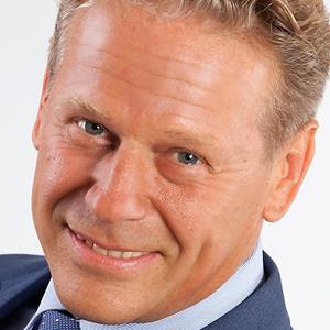 Wie geht Selbstliebe? – Videokongress zur Selbstliebe 39 Porträt von Raho Bornhorst, Mann mit hellem Haar und dunklem Anzug