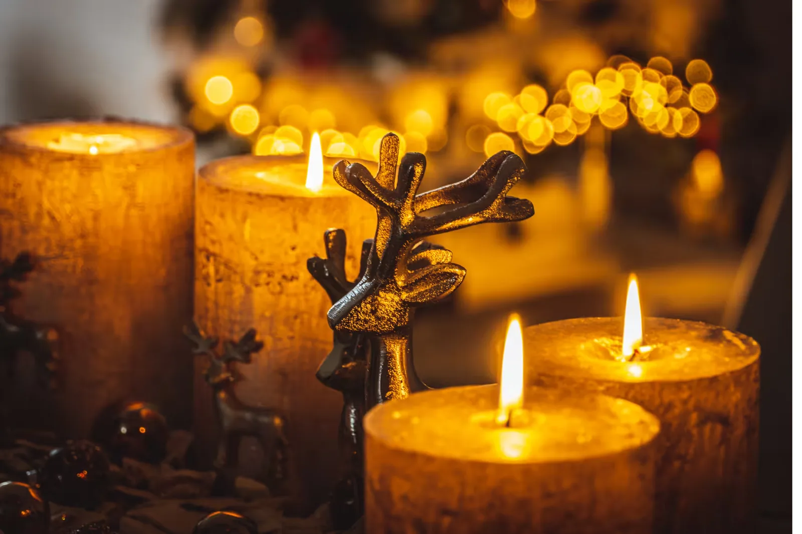 Brennende Kerzen in Gold mit Hirschfigur, Weihnachtsdeko