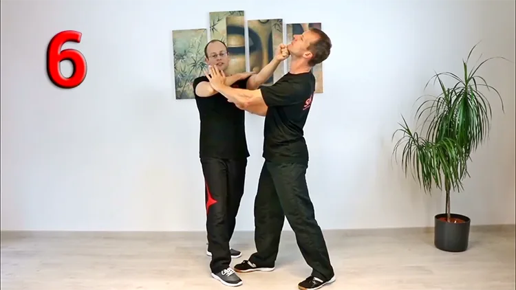 Schülergrad 6: Zwei Practitioners üben Wurf- und Takedown-Techniken