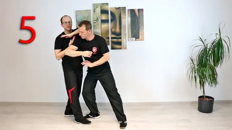 Schülergrad 5: Zwei Practitioners üben grappling-ähnliche Techniken