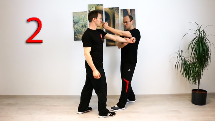 Schülergrad 2: Zwei Practitioners üben Armtechniken gegenüber