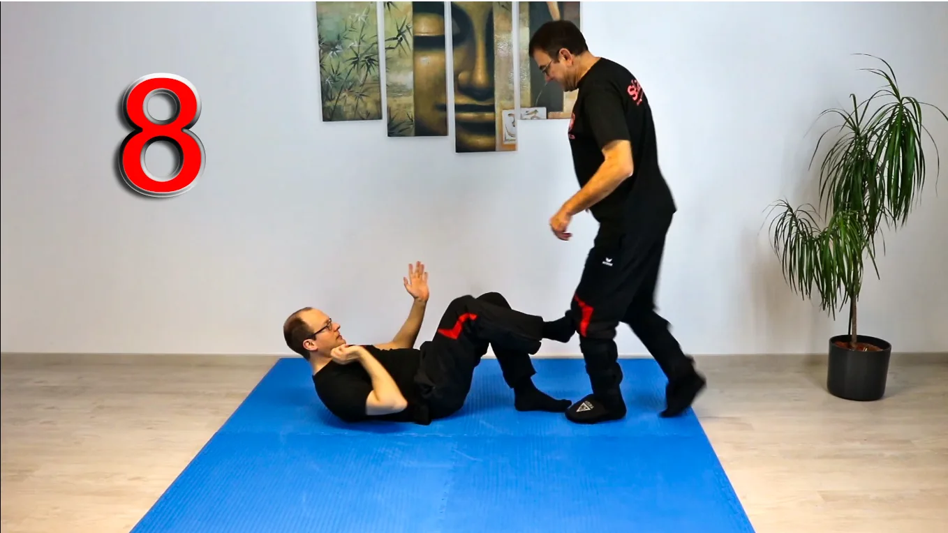 Wing Chun Bodenkampf: Practitioner am Boden gegen stehenden Opponent