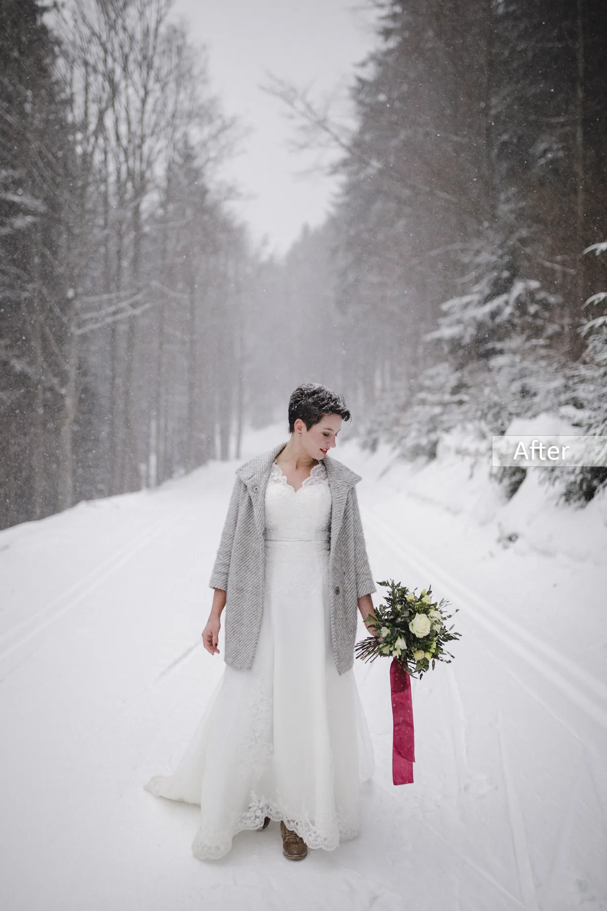 After-Bild: Braut im weißen Kleid mit grauer Strickjacke in verschneiter Waldlandschaft mit angewendetem Lightroom-Preset