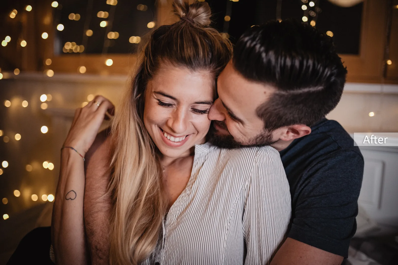 After-Bild: Paar umarmt sich lachend vor goldenen Weihnachtslichtern mit angewendetem Lightroom-Preset