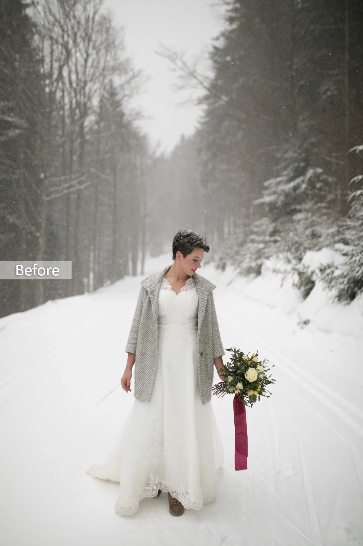 Before-Bild: Braut im weißen Kleid mit grauer Strickjacke in verschneiter Waldlandschaft