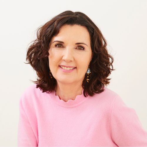 Ingrid Auer Porträt, braune mittellange Haare, lächelnd, unscharfer Hintergrund