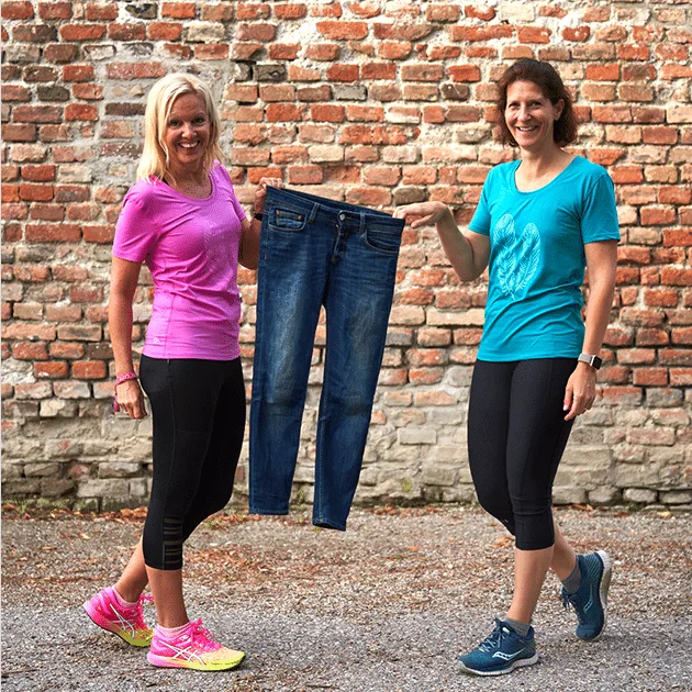 Zwei Frauen vor Backsteinwand mit übergroßer Jeans – Gewichtsverlust