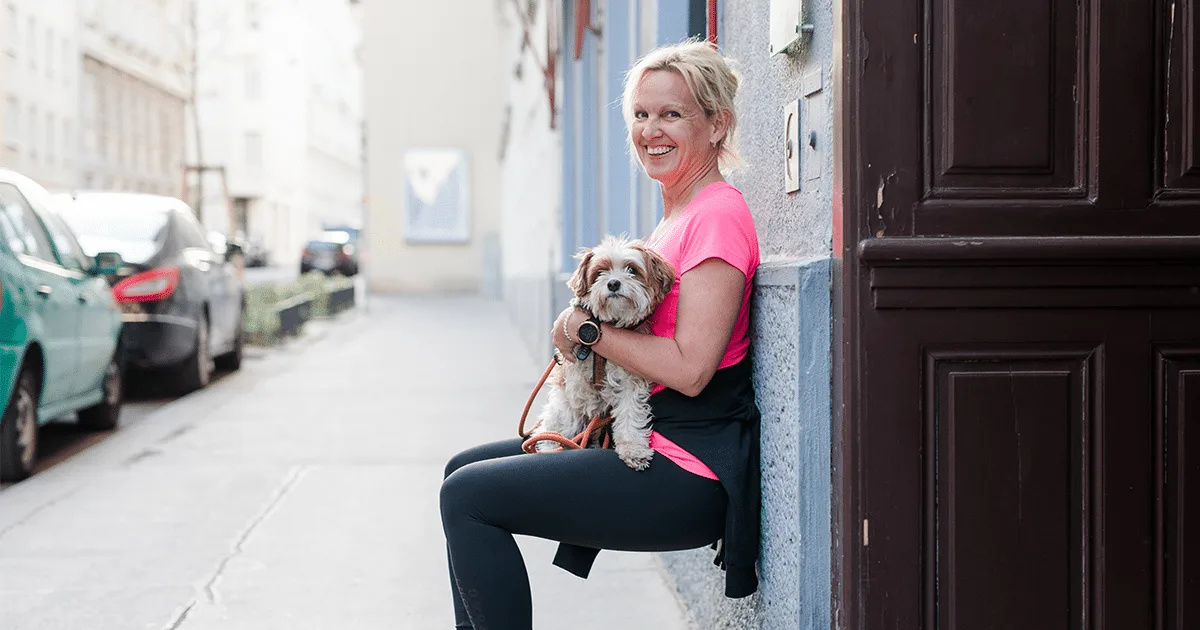 Béatrice Drach mit Hund in Straße – Lifestyle Portrait