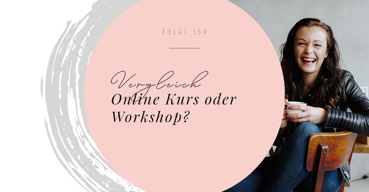 Lachende Frau sitzt mit Tasse und Buch neben rosa Kreis, Vergleich Online Kurs Workshop