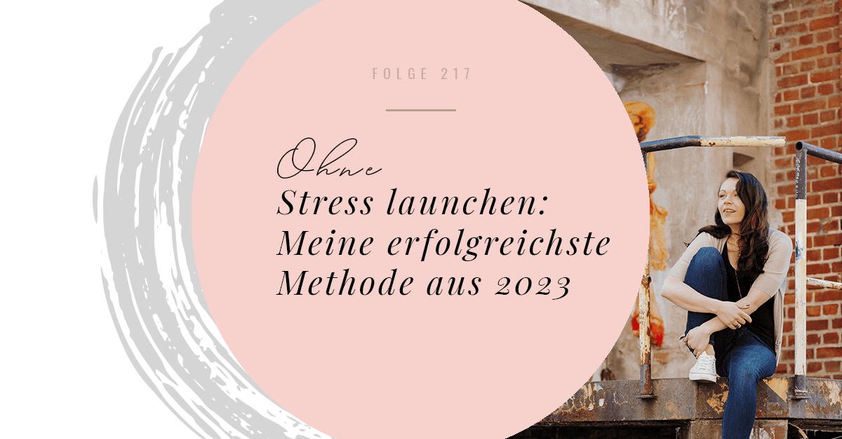 Frau in dunklem Top sitzt nachdenklich neben rosa Kreis mit Stress-freiem Launch Text