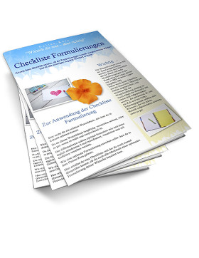 Stapel von Checklisten und Magazinen mit blauem Deckblatt zum Thema Geldmanagement