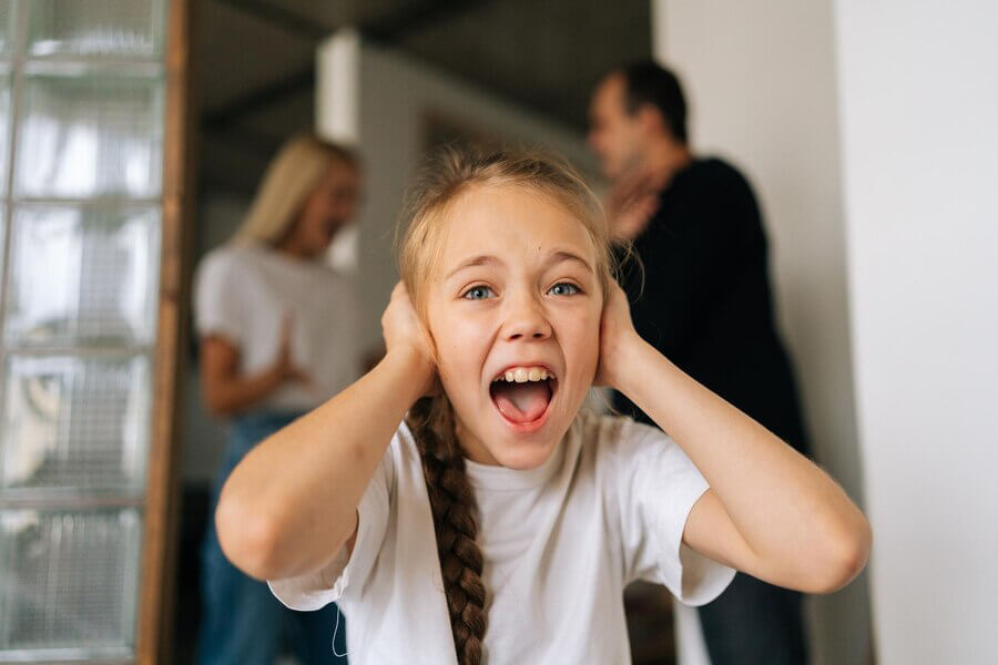 Trauriges Mädchen, emotionale Belastung bei Kindern