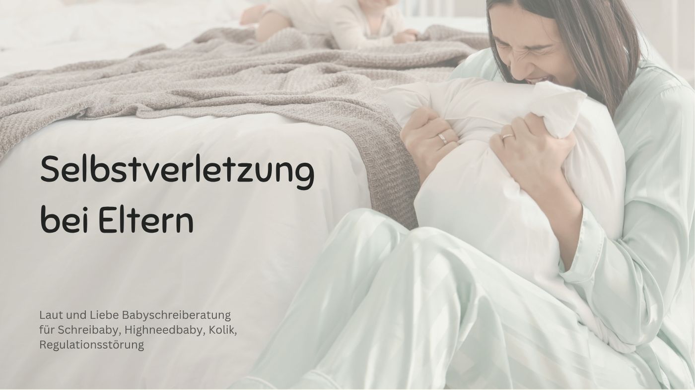Mutter hält Baby im Bett, Text Selbstverletzung bei Eltern, Laut und Liebe Babyschreiberatung