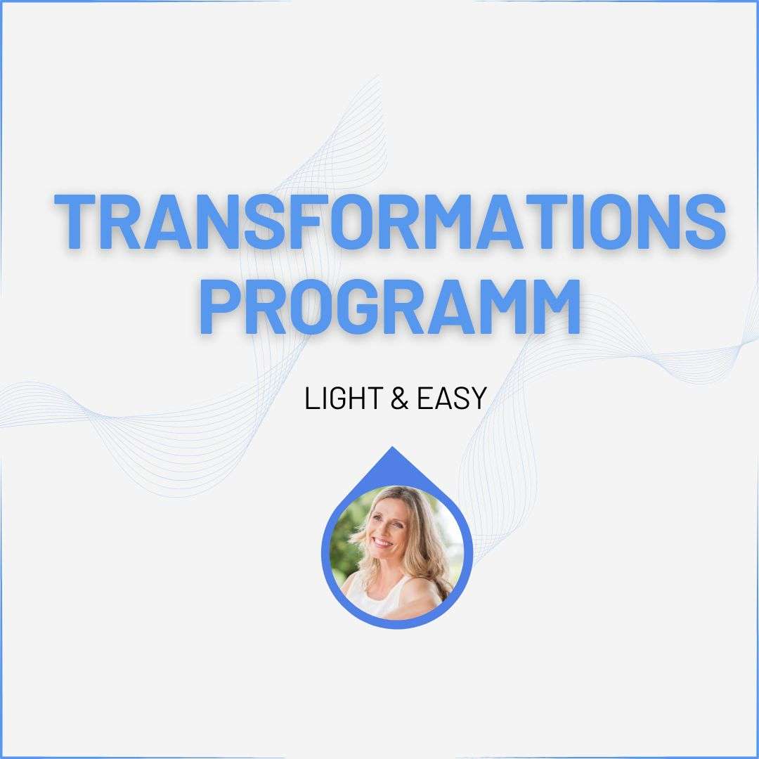 Präsentationsgrafik 'TRANSFORMATIONS PROGRAMM LIGHT & EASY' mit blauer Schrift auf grauem Hintergrund und porträtfoto im blau