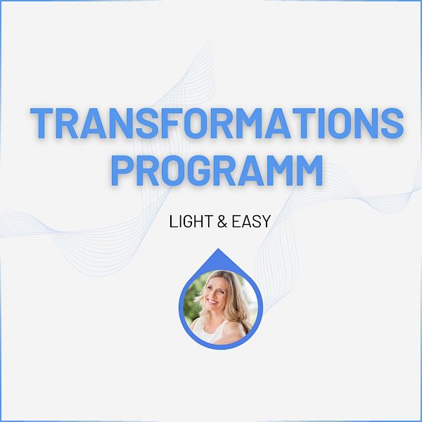 Präsentationsgrafik 'TRANSFORMATIONS PROGRAMM LIGHT & EASY' mit blauer Schrift auf weißem abstraktem Hintergrund und Porträt