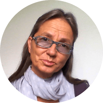 Yoga für die Füße – Videokurs zur Fußgesundheit 9 Portrait photograph of Mahashakti Uta Engeln, woman with glasses and scarf