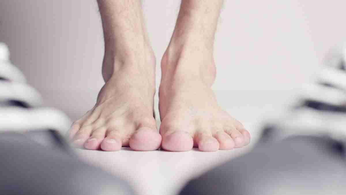 Yoga für die Füße – Videokurs zur Fußgesundheit 2 Bare feet on yoga mat, close-up of toes and soles in relaxation pose